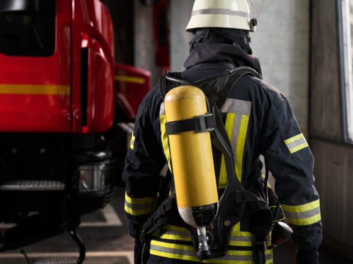 Czwartkowy wieczór pełen wyzwań dla strażaków: Usuwanie skutków burzy w Gminie Police