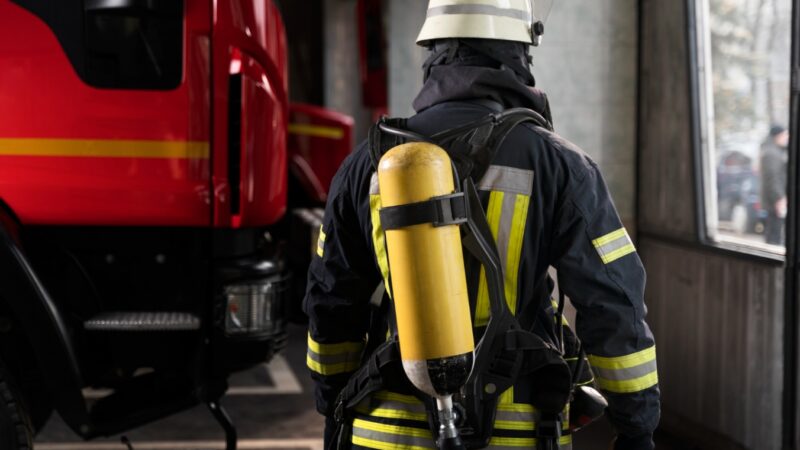 Czwartkowy wieczór pełen wyzwań dla strażaków: Usuwanie skutków burzy w Gminie Police