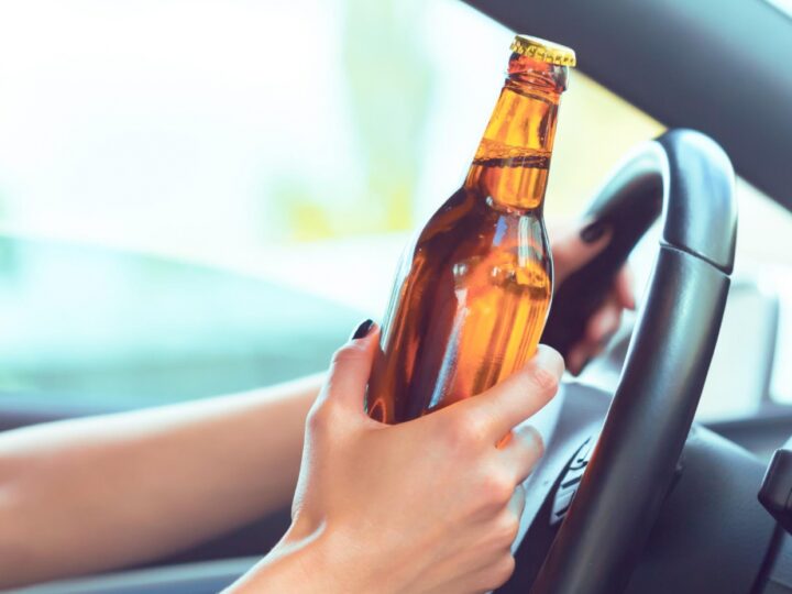 Młoda kobieta prowadziła auto pod wpływem alkoholu, bez prawa jazdy i z pasażerem ukrytym w bagażniku