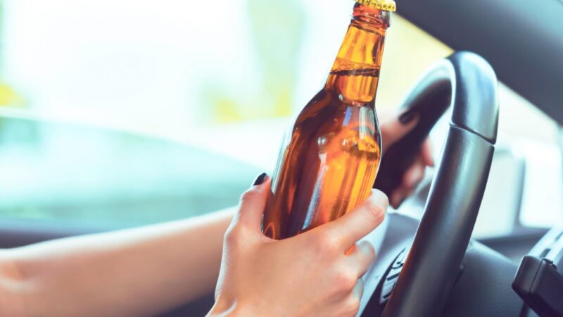 Młoda kobieta prowadziła auto pod wpływem alkoholu, bez prawa jazdy i z pasażerem ukrytym w bagażniku