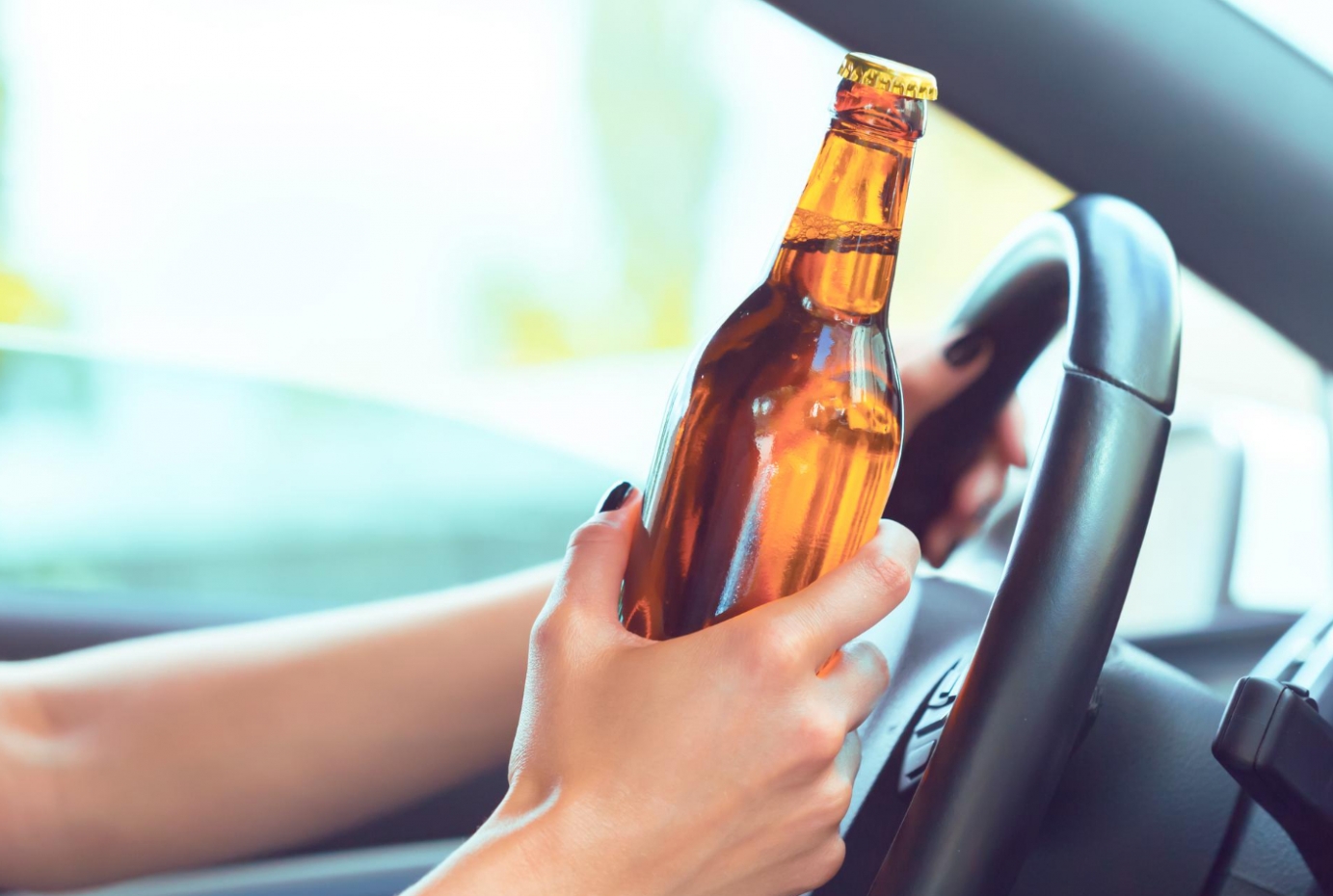 Młoda kobieta prowadziła auto pod wpływem alkoholu, bez prawa jazdy i z pasażerem ukrytym w bagażniku