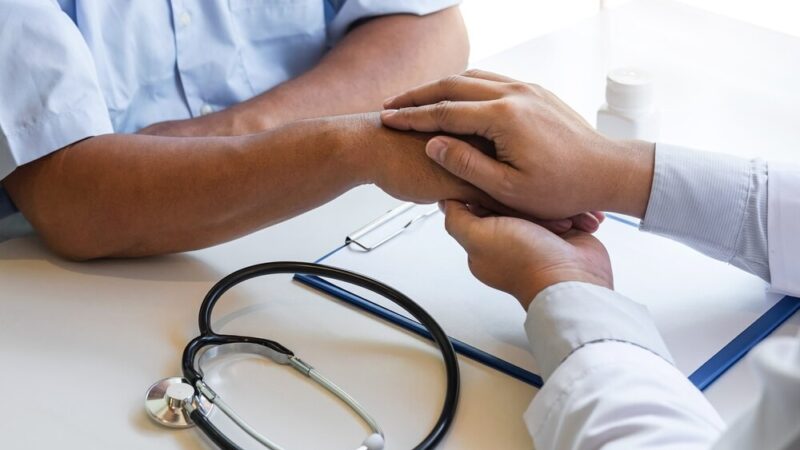 Młodzież z Dobrej zdobywa umiejętności pierwszej pomocy dzięki strażakom