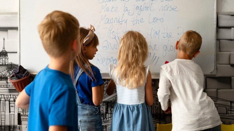 Rewolucja w edukacji w Dołujach: Kontenerowa szkoła w drodze do lepszej przyszłości!