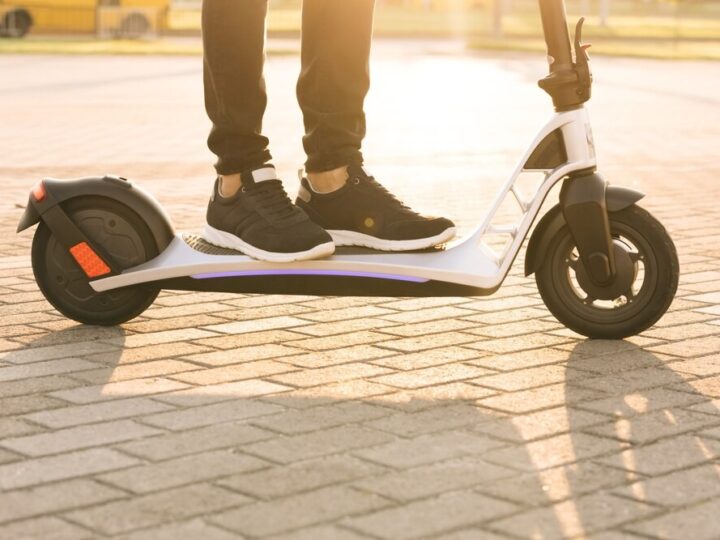 Nowe przepisy: Młodzi rowerzyści i hulajnogiści muszą nosić kaski!