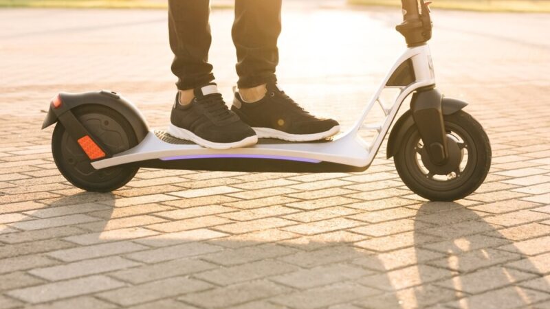 Nowe przepisy: Młodzi rowerzyści i hulajnogiści muszą nosić kaski!