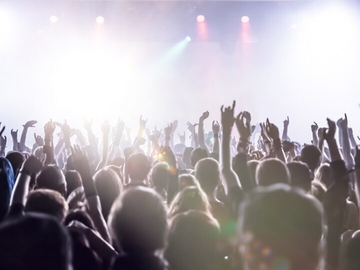 Paryż w blasku nocy: koncert pełen tajemnic i namiętności