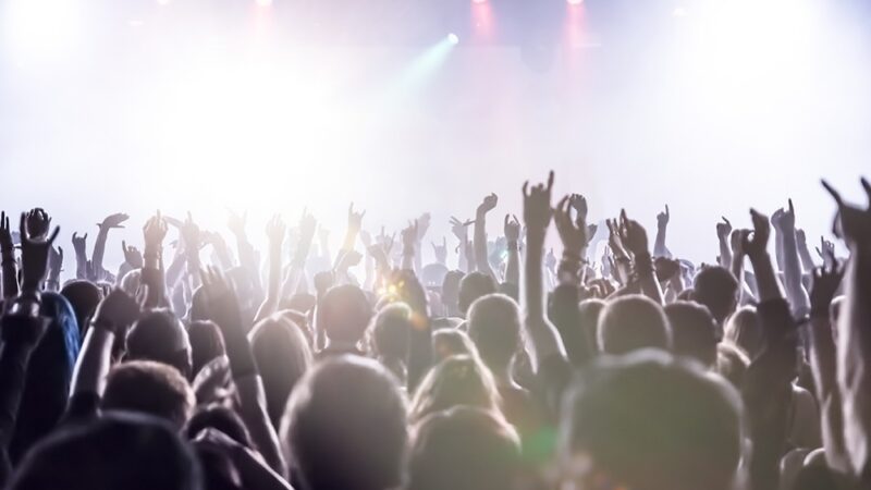 Paryż w blasku nocy: koncert pełen tajemnic i namiętności