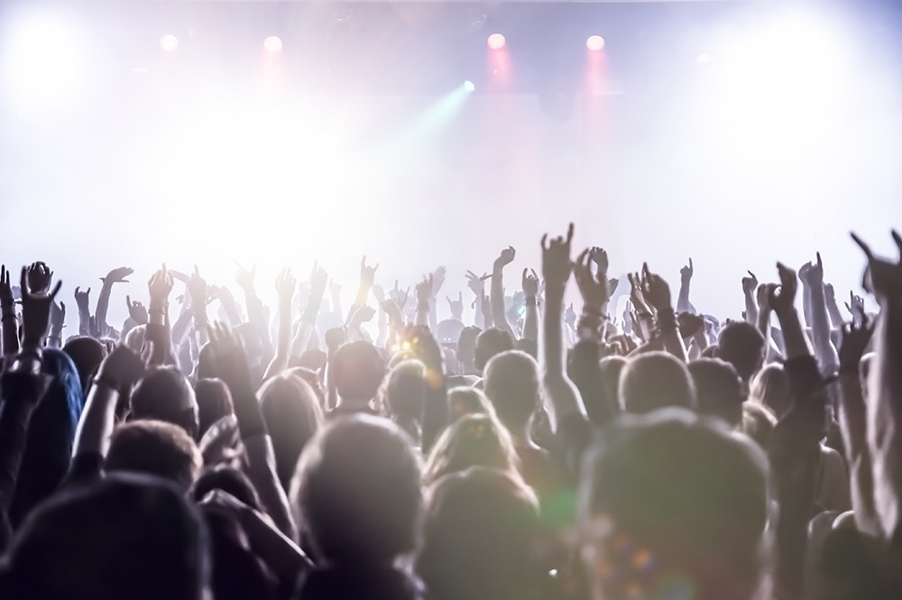 Paryż w blasku nocy: koncert pełen tajemnic i namiętności