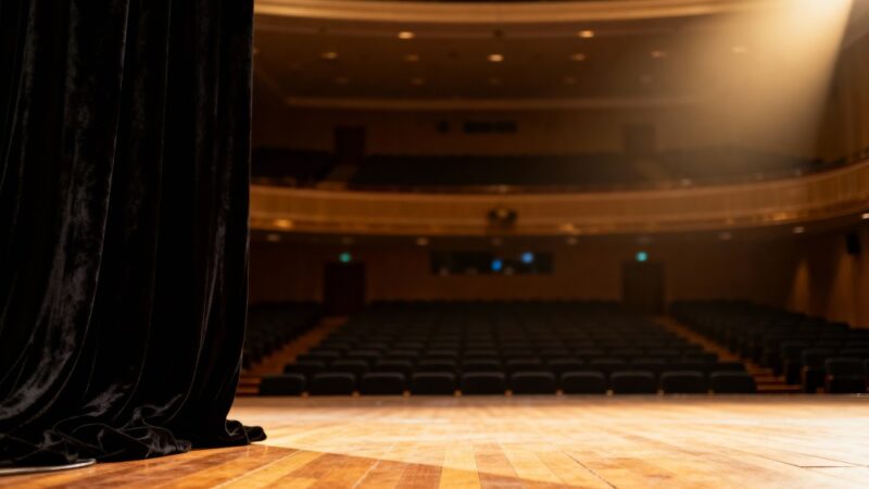 Teatr dla dzieci w Policach: Czarodziej w szafie czeka na odkrycie!