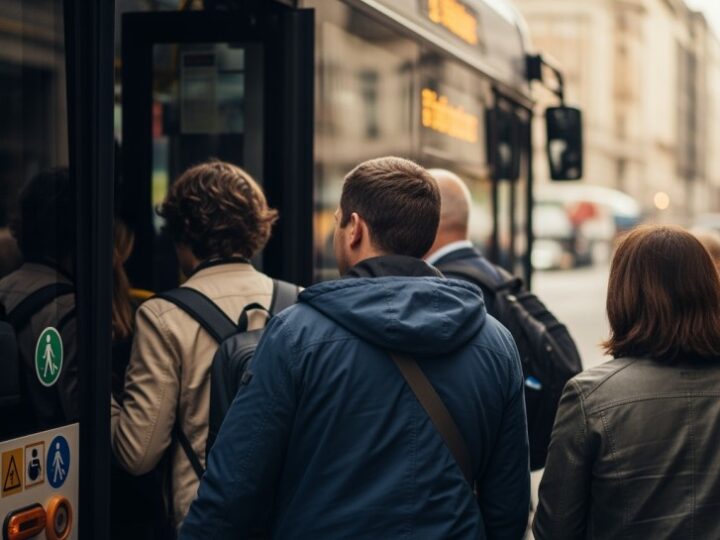 19-latek zniszczył przystanki autobusowe za 4600 złotych, teraz stanie przed sądem