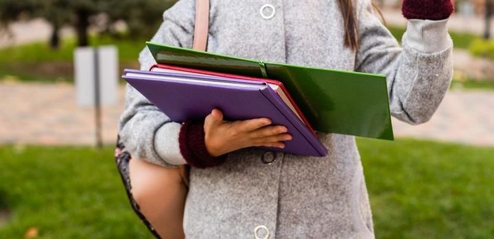 Rozbudowa szkoły w Dołujach – nowoczesne moduły już na placu budowy!