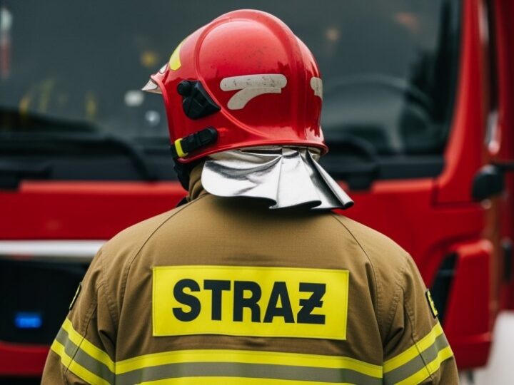 Strażacy w Dobrej uczą dzieci o bezpieczeństwie i swojej pracy