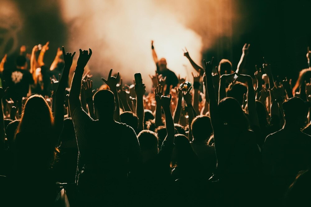 Muzyczne doznania w Ostoi: koncerty i sztuka w wyjątkowej scenerii
