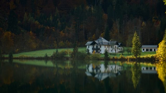 Wypoczynek nad wodą – jak wybrać miejsce na spokojny urlop?